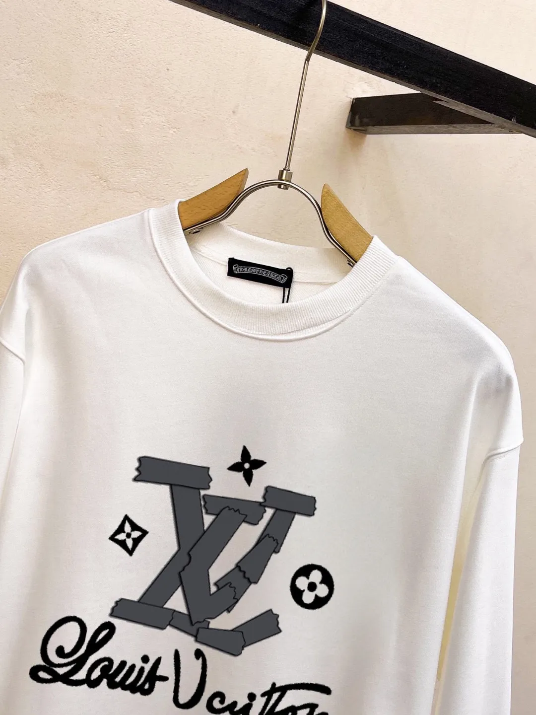 🅿️220 brand [LV Louis Vuitton] (good news for fat people) 2025ss autumn latest long-sleeved round-neck sweatshirt, on sale simultaneously on the official website. Refreshing and breathable. Made of top Tencel Roman. Comfortable and soft. 3D three-dimensional clarity. Super fashion sense. Great for gifting and keeping for yourself. Size: M-5XL (can wear up to 220 pounds)
